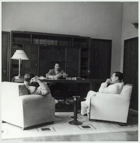A small photograph of an emperor in conversation with French officials