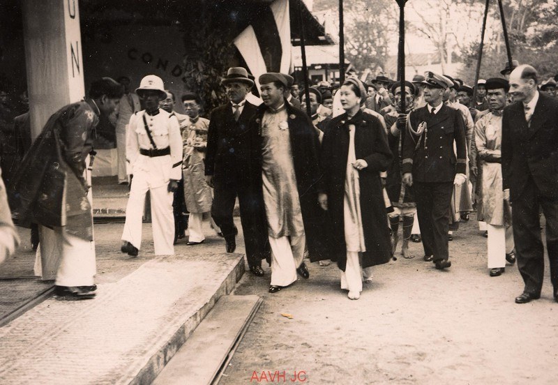 An emperor and empress visiting an exhibition stand