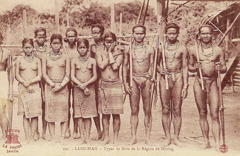 An old photograph of a group of highland men and women standing together