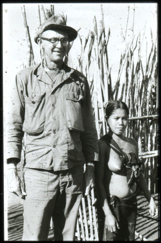 An American war correspondent standing beside a highland woman