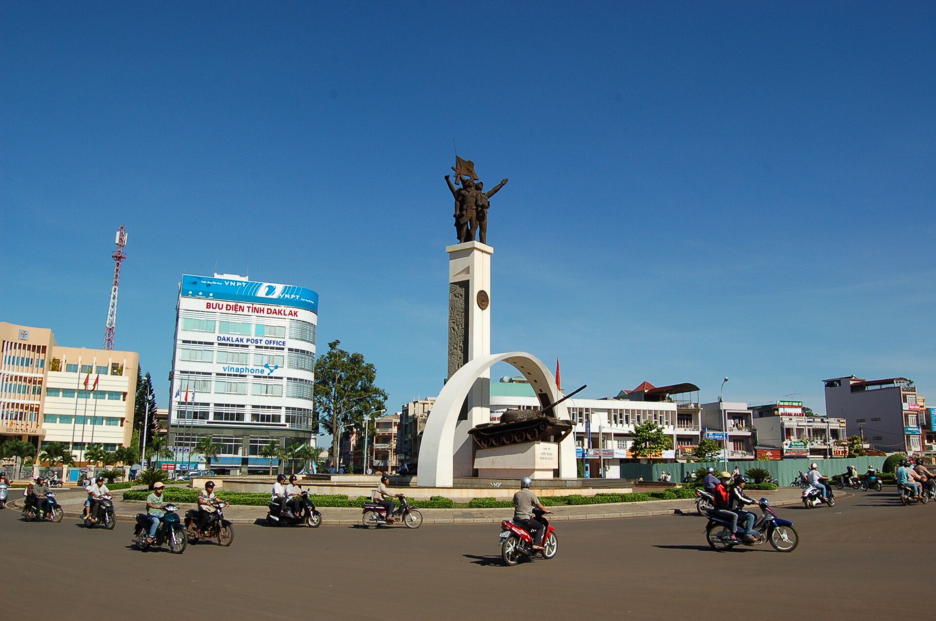 The central square of Buôn Ma Thuột, with its monument and motorbike traffic