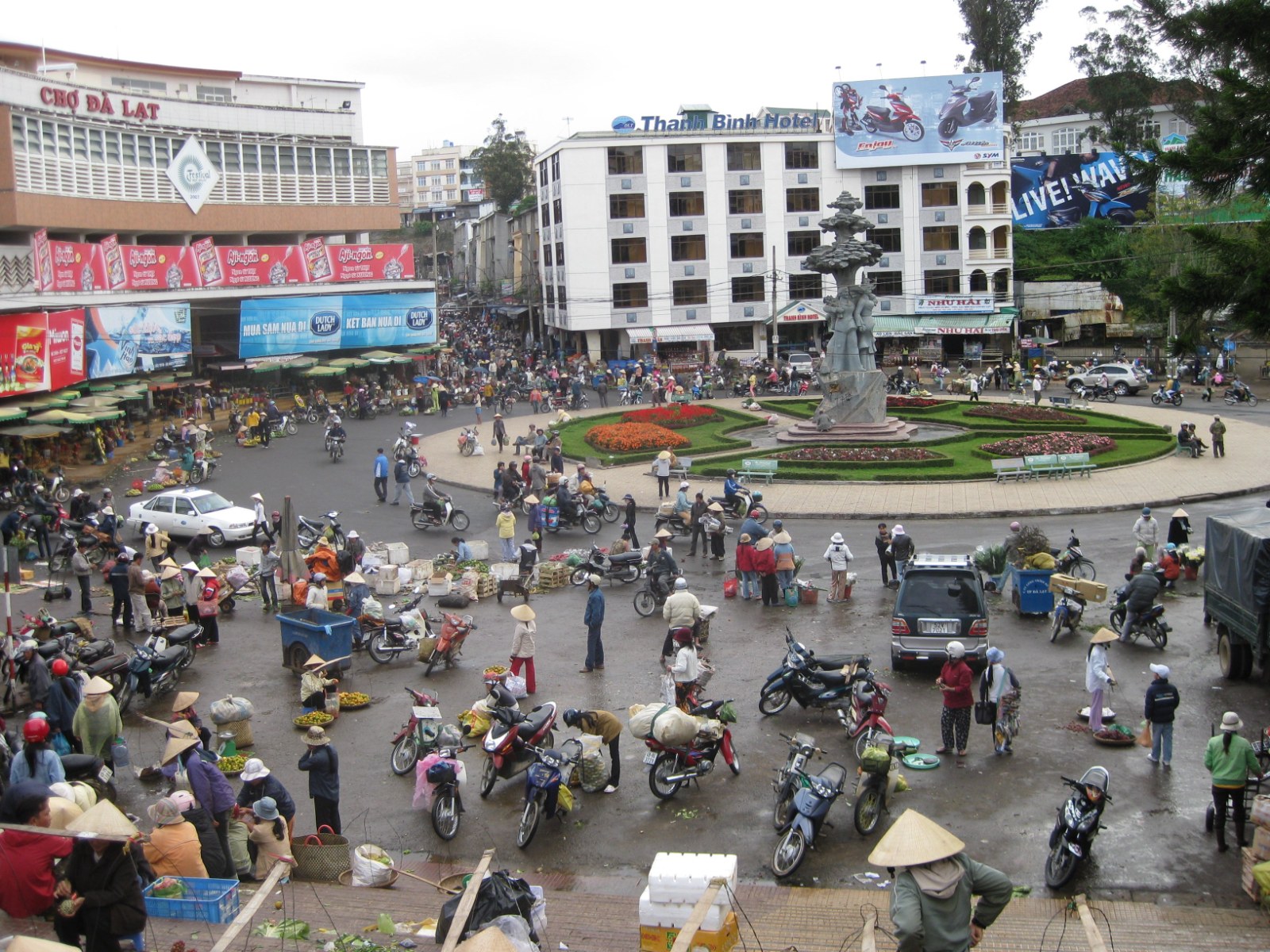 A crowded market square in the morning