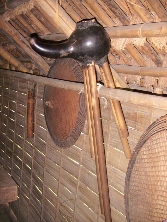 A gourd with six bamboo pipes set into it, the mouthpiece at the gourd’s neck