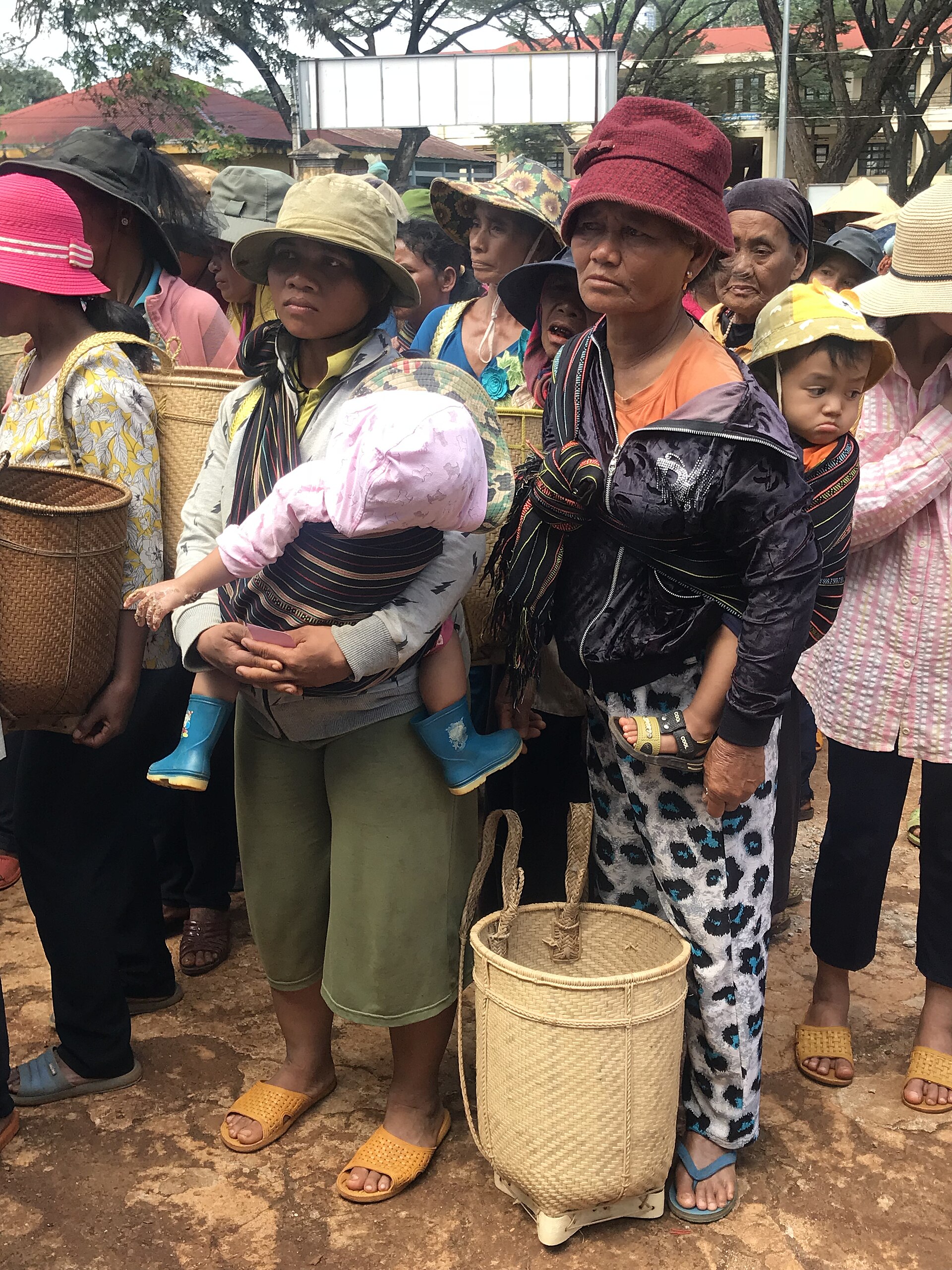 A group of Koho Nop women and children
