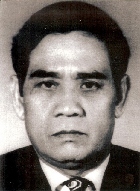 The same studio portrait of Y Bham Enuol, a slightly different copy with a lighter background